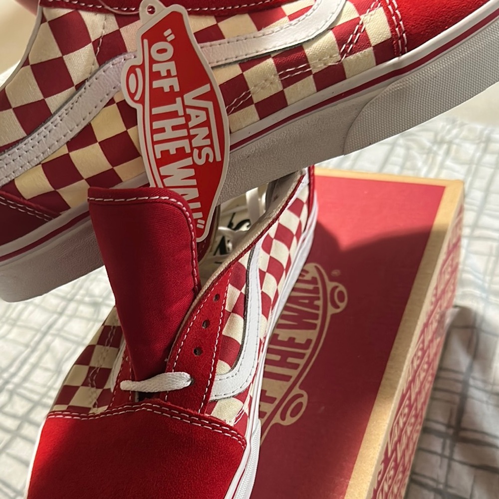 Old Skool Vans red and cream lace up sneakers. Men’s size 9 - Picture 6 of 6